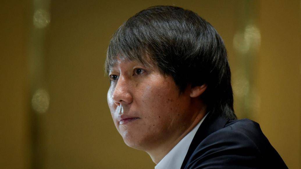 然后他摸了一下，问他的这个护身符从哪里来的以又说，我模了它会给影片带来好我意大利。